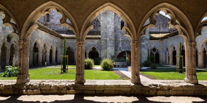 La Romieu Gers shutterstock 1118522255, bezienswaardigheden in Lot-et-Garonne