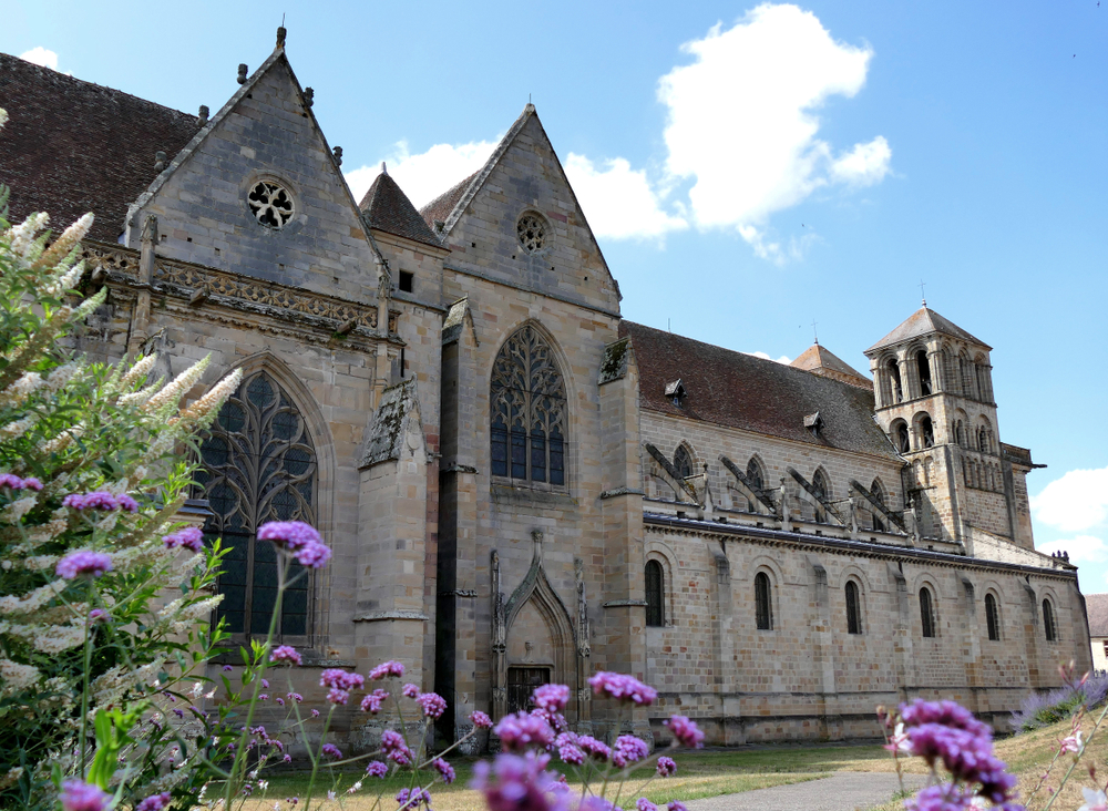 Priorij van Souvigny Allier shutterstock 1481314988, Bezienswaardigheden in Allier