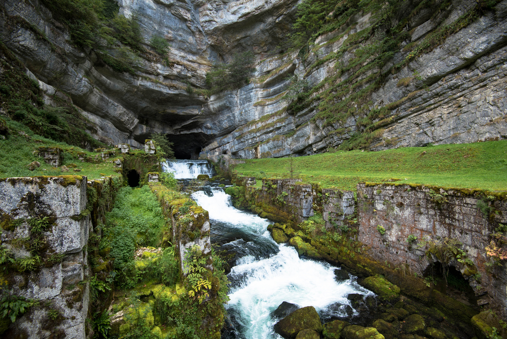 Source de la Loue Doubs shutterstock 707445670, Bezienswaardigheden in Doubs