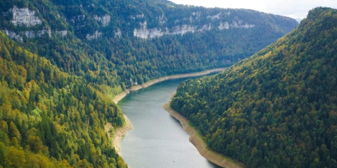 Vallei van Doubs Doubs shutterstock 741038578, campings in de jura