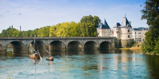 Châtellerault Vienne shutterstock 88776157, Natuurhuisje Poitou-Charentes