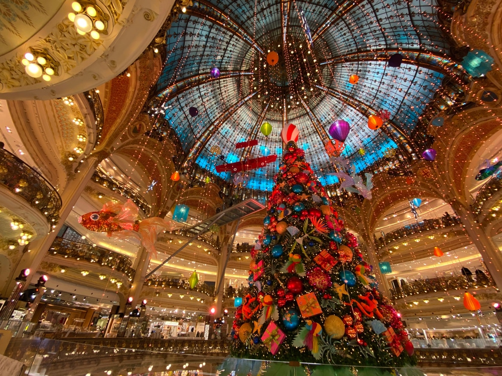 grote kerstboom en versieringen in Galeries Lafayette