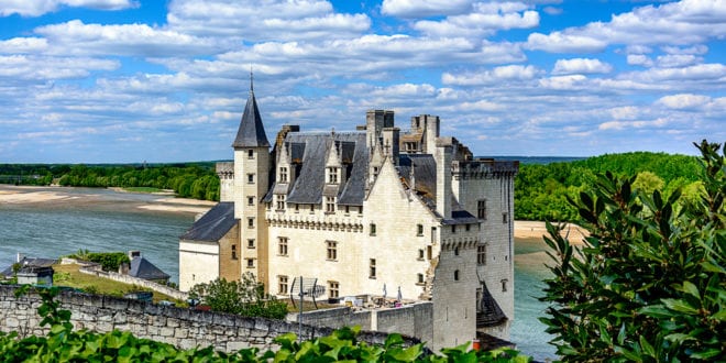 Montsoreau Maine et Loire shutterstock 1194990844, Campings aan een rivier in Frankrijk