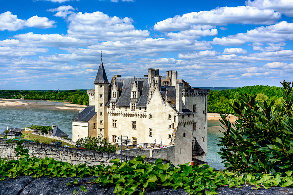 Montsoreau Maine et Loire shutterstock 1194990844, Bezienwaardigheden in Maine-et-Loire