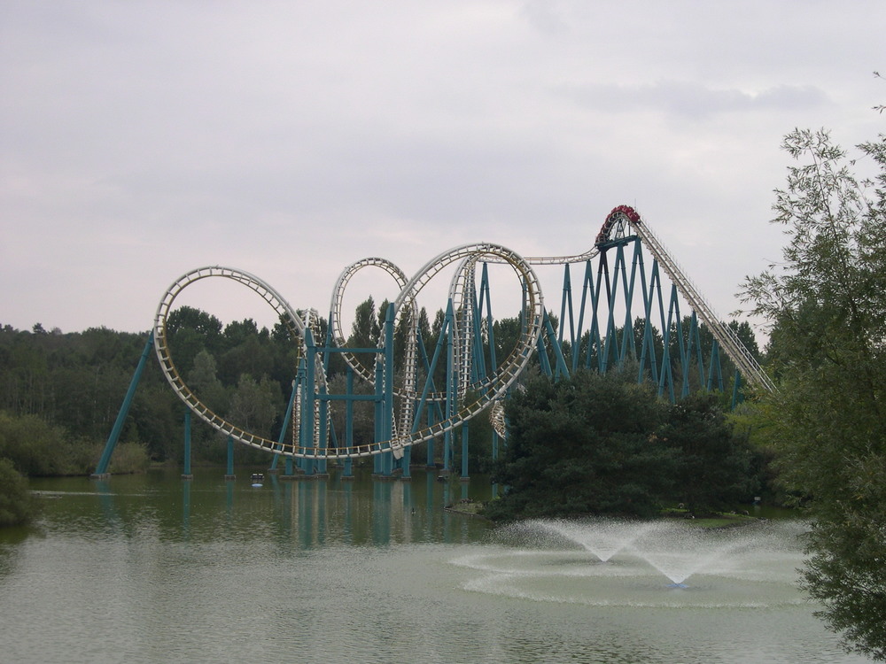 achtbaan gelegen aan een meer in attractiepark Parc Astérix in Frankrijk