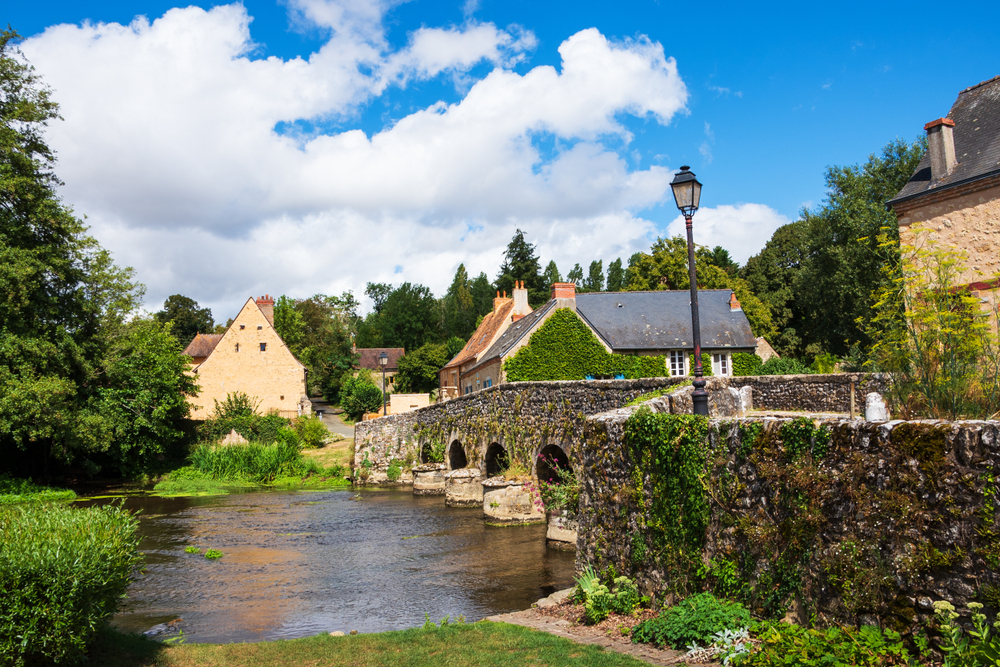 Asnières sur Vègre Sarthe shutterstock 1237571701, Bezienswaardigheden in Sarthe