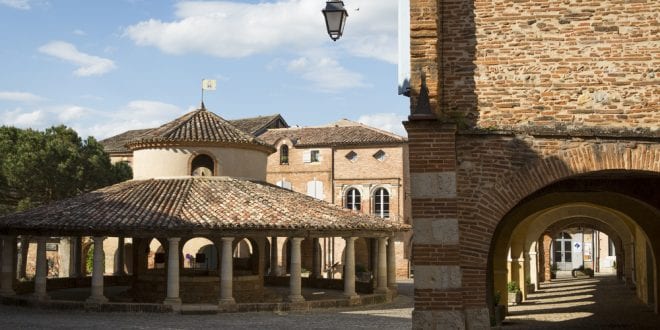 Auvillar Tarn et Garonne shutterstock 532526983, Campings aan een rivier in Frankrijk