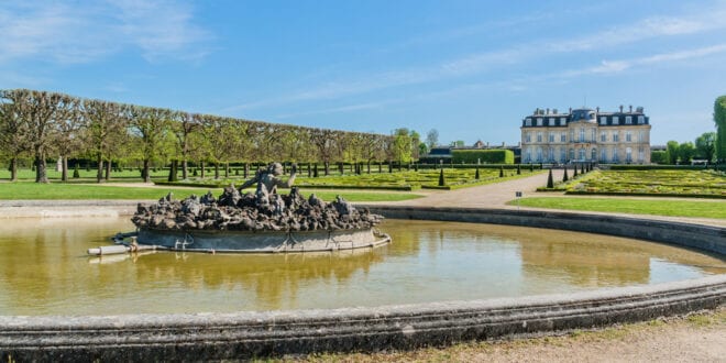 Chateau de Champs sur Marne Seine et Marne shutterstock 567872536, Fijne campings in de Drôme