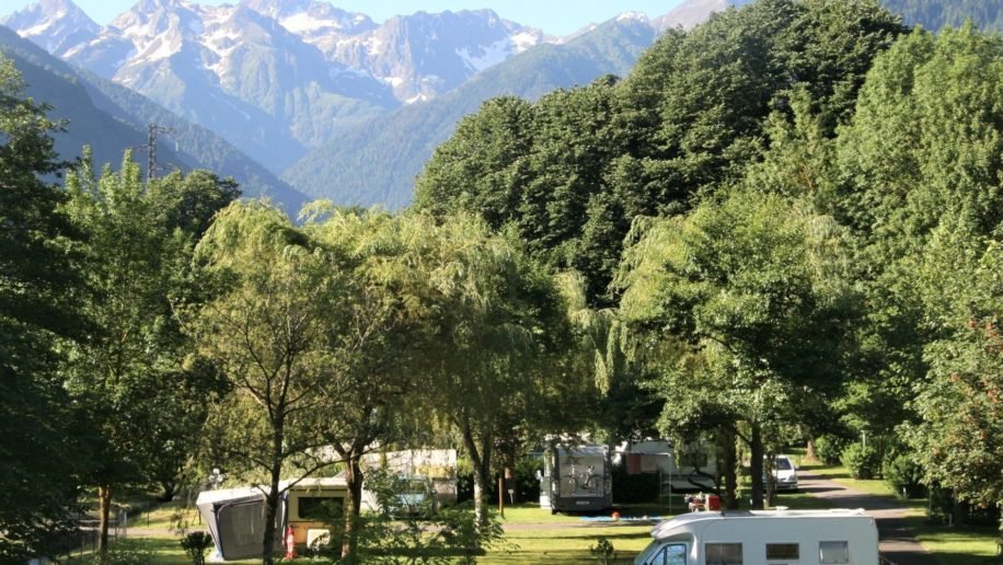 Camping Pradelongue kampeerplaatsen 2 916x516 1, Campings in de Franse Pyreneeën