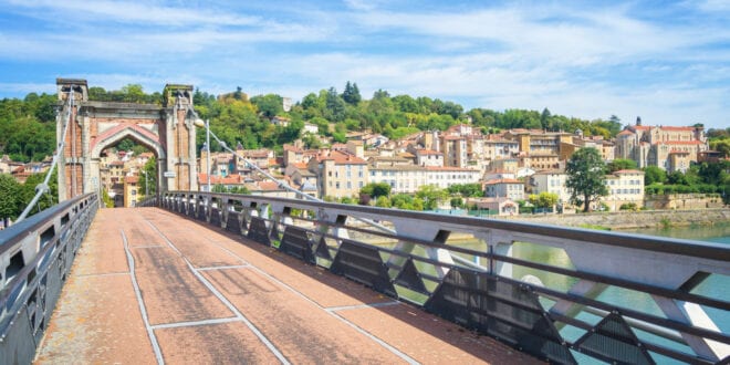 Trevoux Ain shutterstock 1305935458, Mooie meren in de Franse Alpen