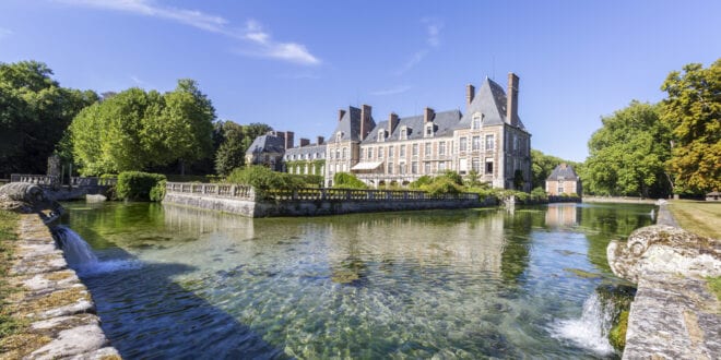 Chateau de Courances Esonne shutterstock 692075095,