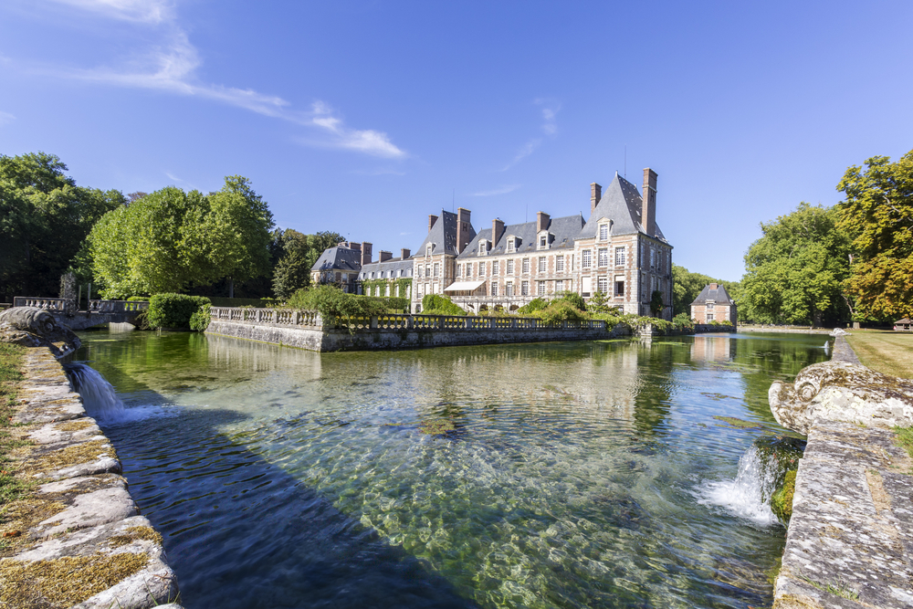 Chateau de Courances Esonne shutterstock 692075095,