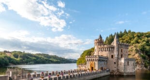 Chateau de la Roche Loire shutterstock 1494208025, camping aan de Loire