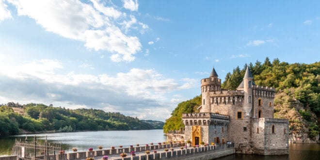 Chateau de la Roche Loire shutterstock 1494208025, Vakantiehuizen in de Auvergne