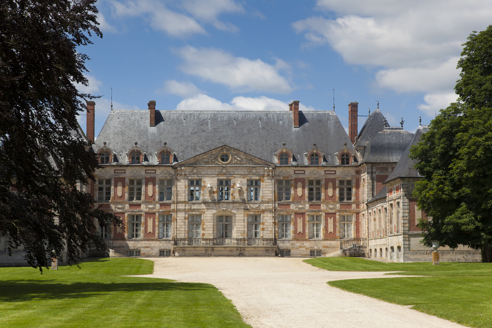 Domaine de Courson Esonne shutterstock 159673361,