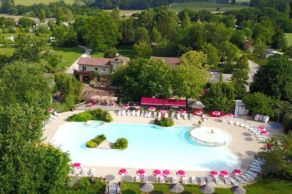 het lege zwembad met rondom ligbedden en parasols op Castel le Camp de Florence