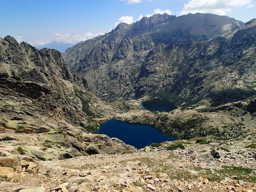twee kleine meertjes gelegen in een krater op het eiland Corsica: Lac de Melo & Lac de Capitello