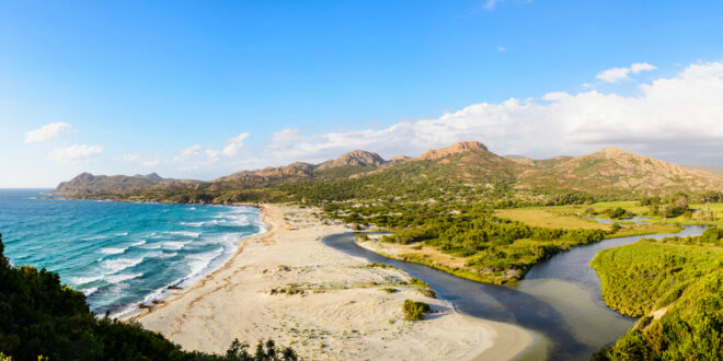 Plage de lOstriconi stranden corsica shutterstock 1679913274 1, bruggen in Zuid-Frankrijk