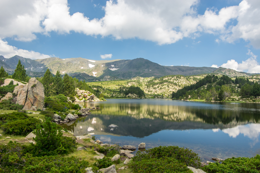 Lac des Bouillouses meren pyreneeen shutterstock 1408473704, Mooiste meren van de Pyreneeën