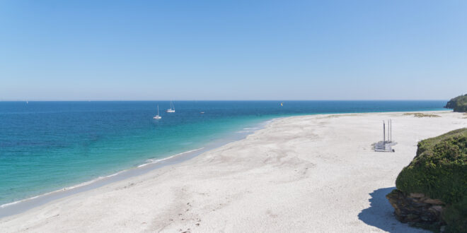 Plage des Grands Sables stranden Bretagne shutterstock 619428527, glamping safaritenten Côte d'Azur