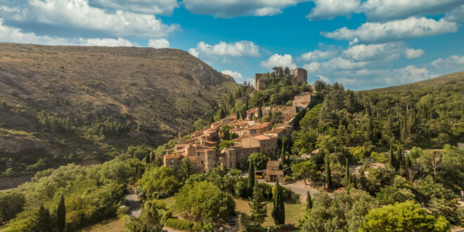 Castelnou pyreneeen dorpjes shutterstock 1686820591, glamping safaritenten Côte d'Azur