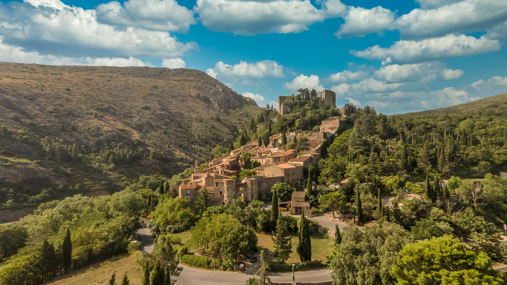 Castelnou pyreneeen dorpjes shutterstock 1686820591, mooie dorpjes en stadjes Franse Pyreneeën