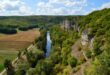 Uitzicht kliffen rivier saint more pvf, dorpjes in Alpes-Maritimes.