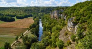 Uitzicht kliffen rivier saint more pvf, Fosse Dionne