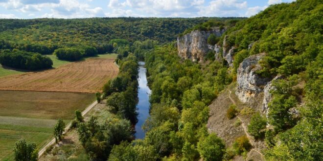 Uitzicht kliffen rivier saint more pvf, Fosse Dionne