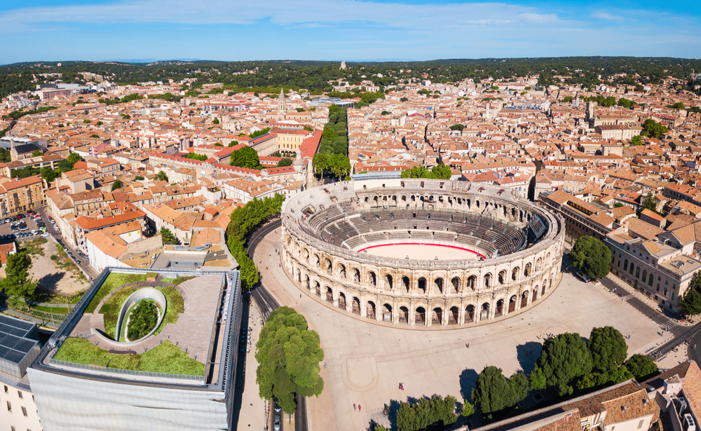 de arena van Nîmes met daaromheen de stad, gezien vanuit vogelperspectief