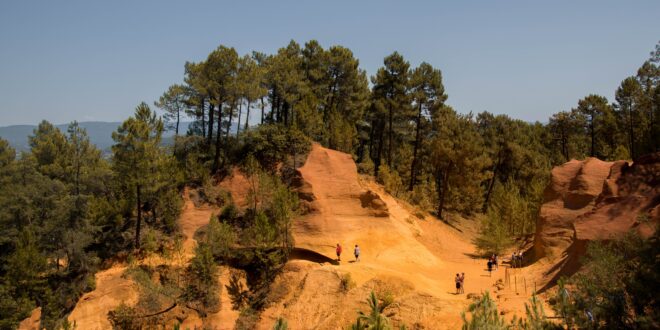 Okerkliffen in de Luberon Zuid Frankrijk, Èze