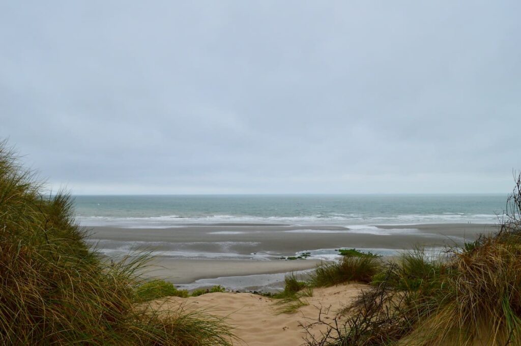 Deze afbeelding heeft een leeg alt-attribuut; de bestandsnaam is Dunes-de-la-Slack-strand-en-zee-pvf-1024x681.jpg