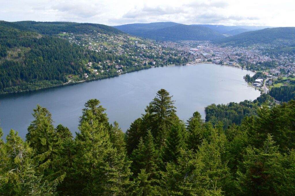 Uitzicht op Lac de Gérardmer vanaf Tour de la Mérelle