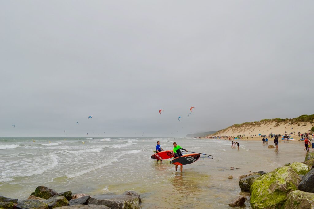 Deze afbeelding heeft een leeg alt-attribuut; de bestandsnaam is Wissant-strand-en-surfers-pvf-1024x681.jpg