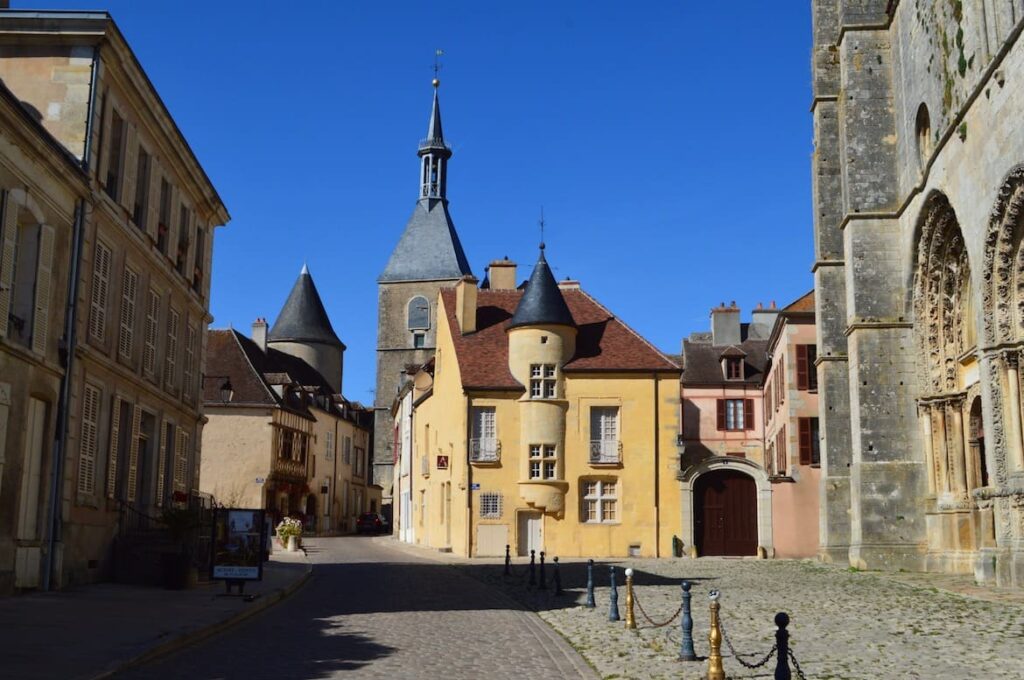 Avallon kathedraal PVF, De mooiste dorpjes en kastelen in het noorden van de Morvan