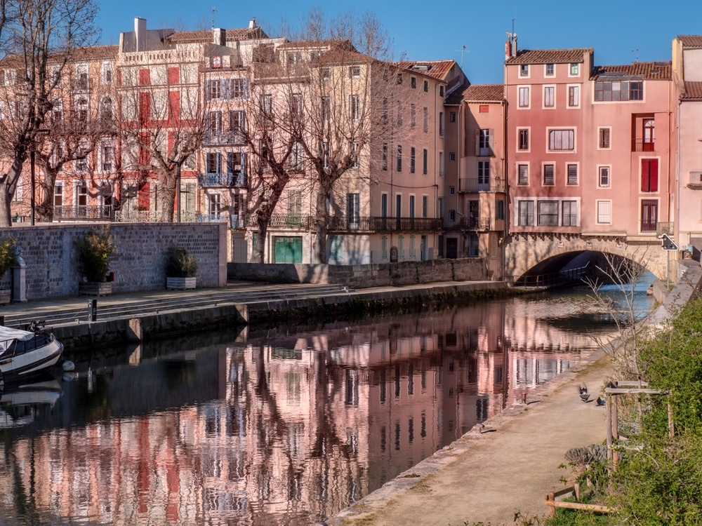 Canal de Robine met de brug Pont des Marchands - Narbonne