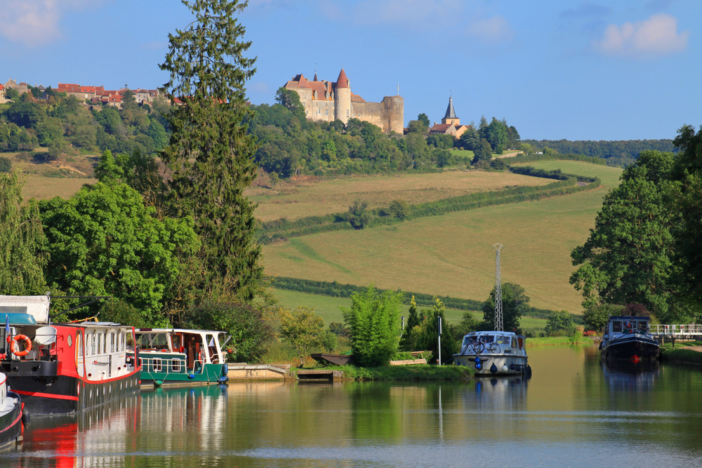 Chateauneuf en Auxois bourgogne shutterstock 1036690030, mooiste dorpen bourgogne