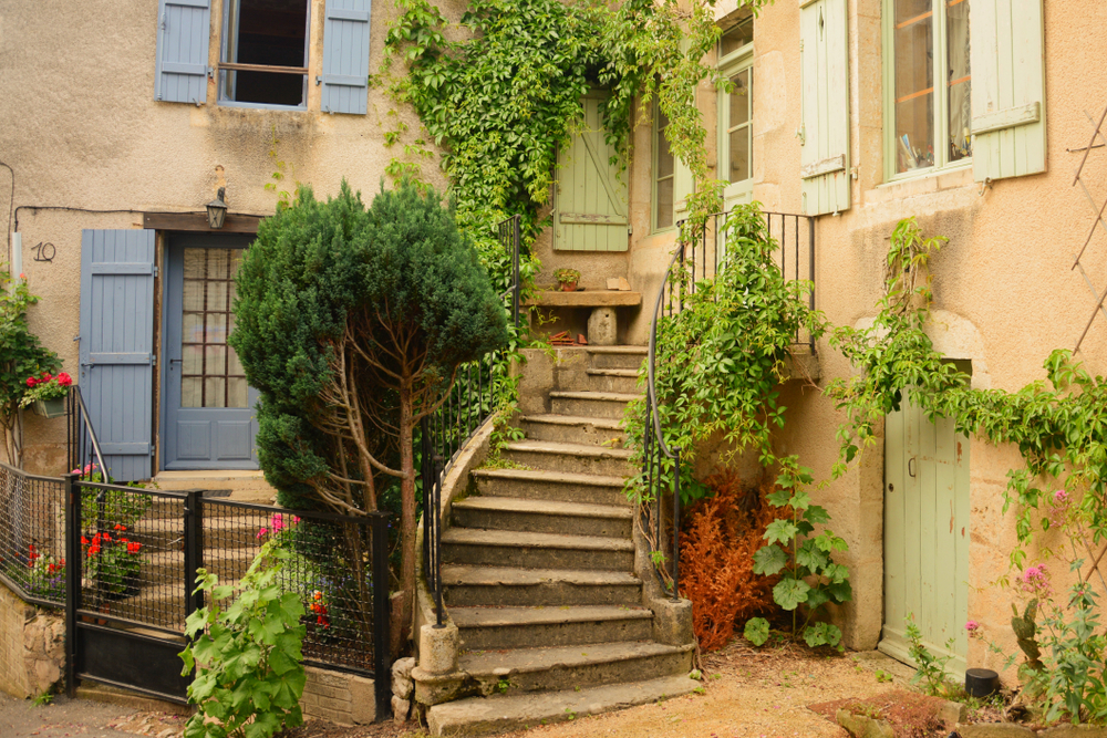 Flavigny sur Ozerain bourgogne shutterstock 1483613375, Bourgogne