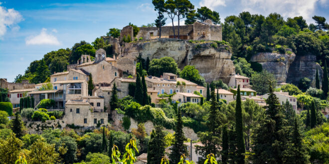 Venasque Vaucluse shutterstock 1413066269 2, mooiste bezienswaardigheden in de Provence