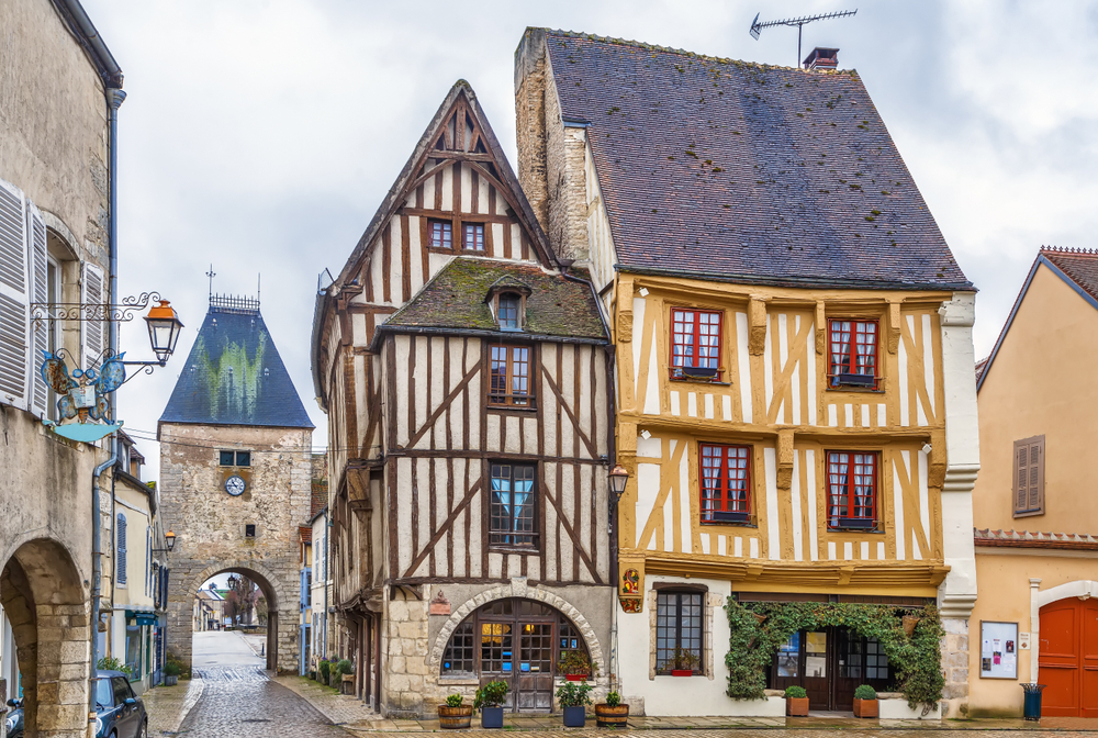 noyers sur serein shutterstock 1580100643, mooiste dorpen bourgogne