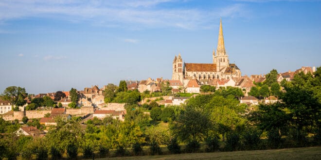 Autun Bourgogne shutterstock 1654140331, Morvan