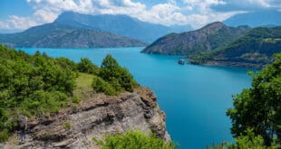 Lac de Serre Poncon Hautes Alpes shutterstock 1995096278, rivieren in Frankrijk om te kanoën