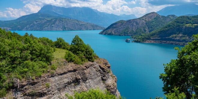 Lac de Serre Poncon Hautes Alpes shutterstock 1995096278, disneyland parijs tickets tips aanbiedingen hotels