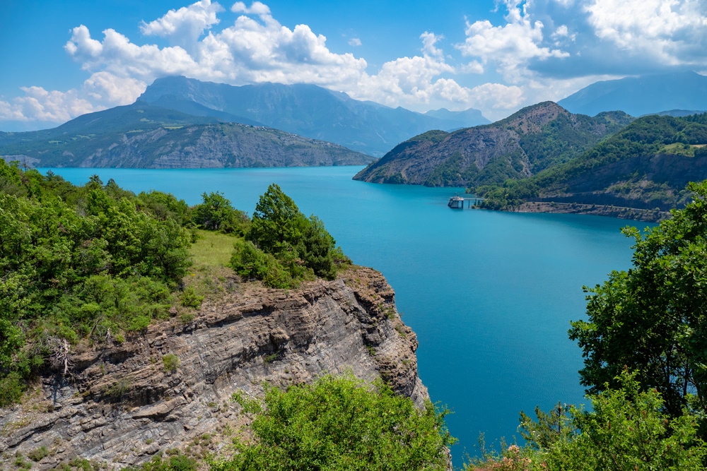 Lac de Serre Poncon Hautes Alpes shutterstock 1995096278, leukste zwemmeren van Frankrijk