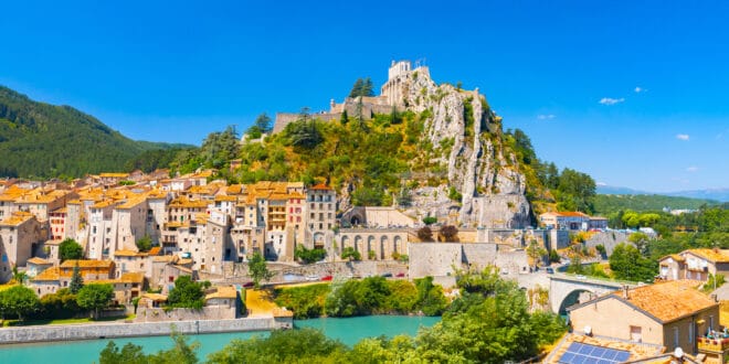 Sisteron shutterstock 1492897385, Stad en natuur Frankrijk