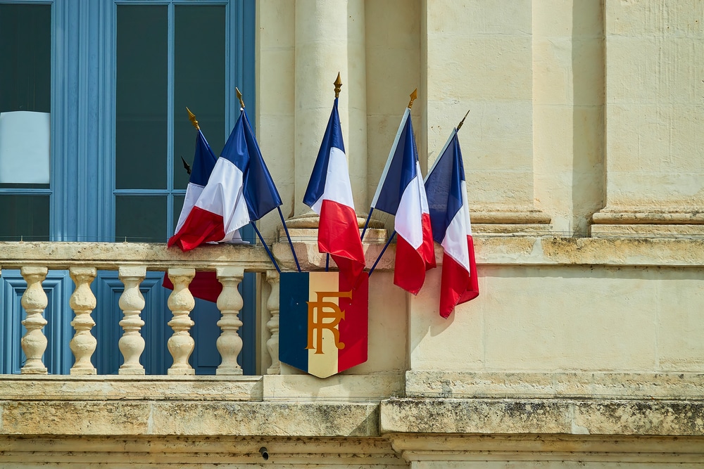 Franse vlaggen bij balkon