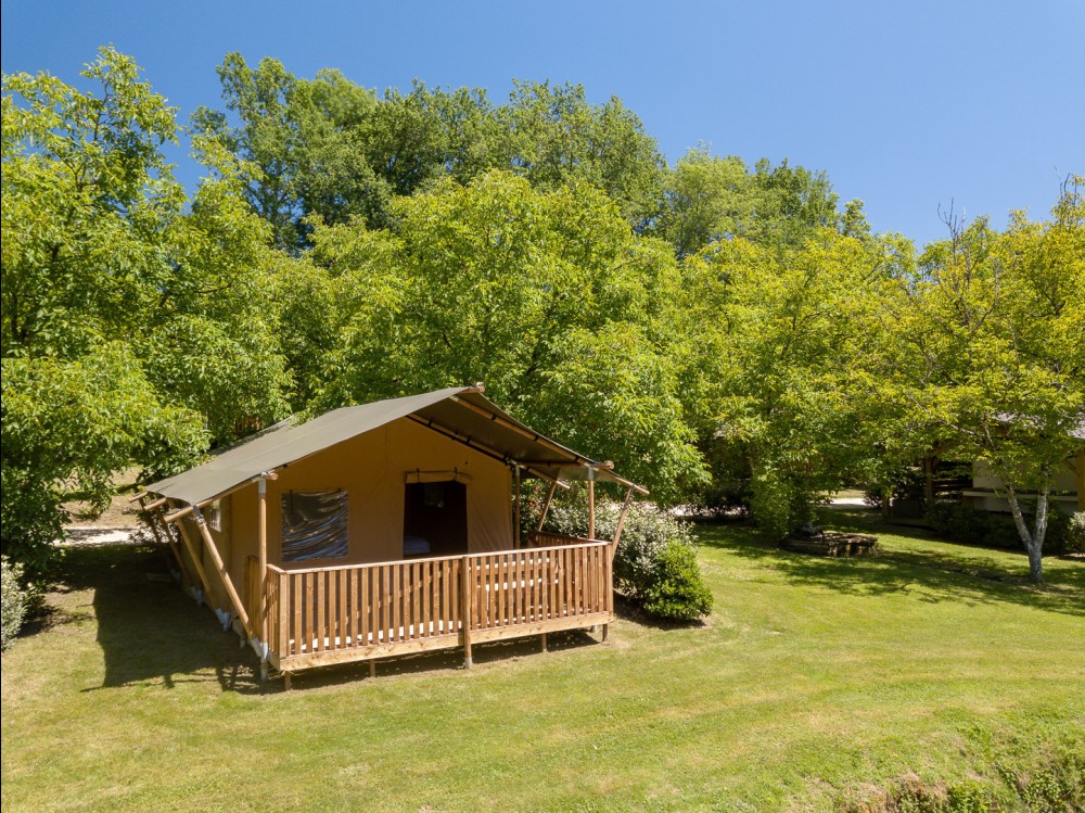 verlaten, open safaritent op een groen terrein op Camping Domaine du Moulin des Sandaux