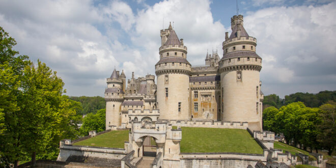 Chateau de Pierrefonds Oise Hauts de France min shutterstock 1716551215, mooiste campings aan de opaalkust