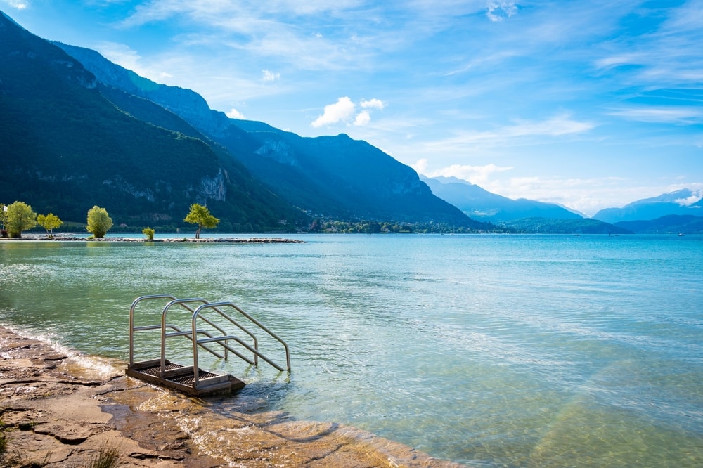 trappetje bij stenen opgang aan de rand van het meer van Annecy