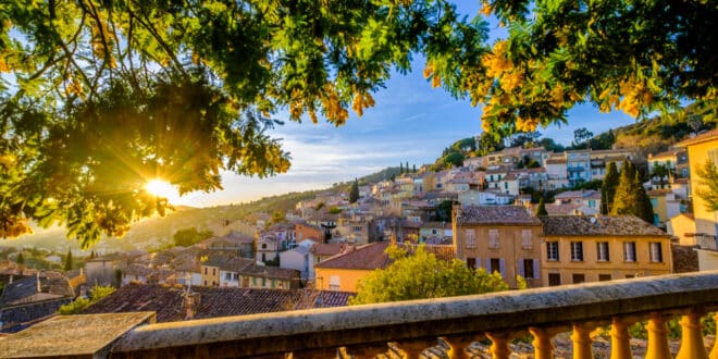 Bormes les Mimosas Var shutterstock 1297093447, glampings in de Gorges du Verdon